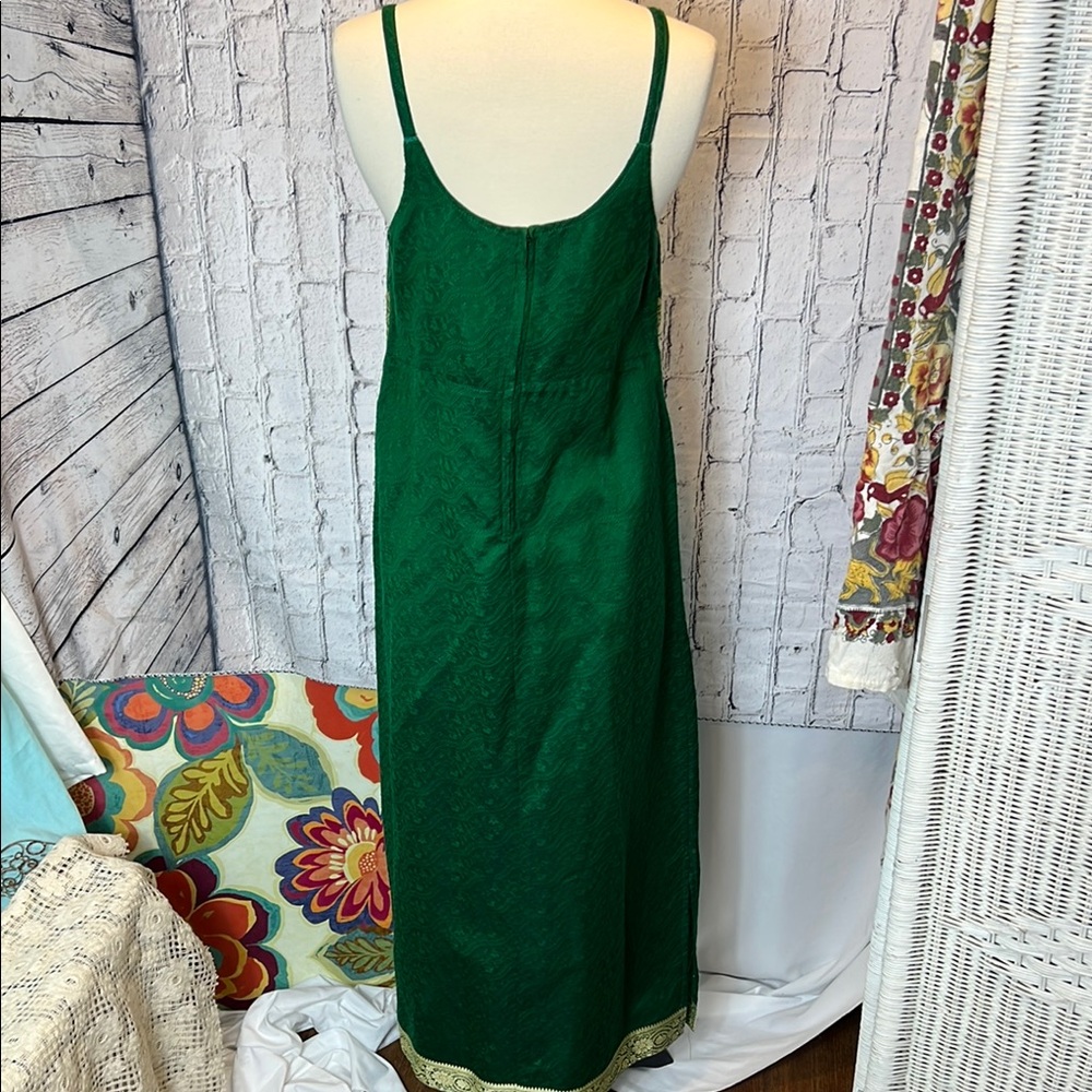 Elegant Green Dress with Gold Accents - Picture 6 of 6
